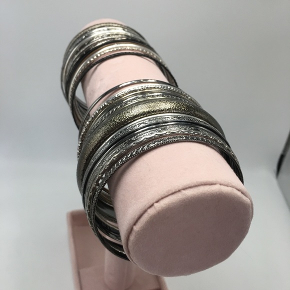 30 Bracelets in Silver, Gunmetal and Black Tones - Picture 5 of 5